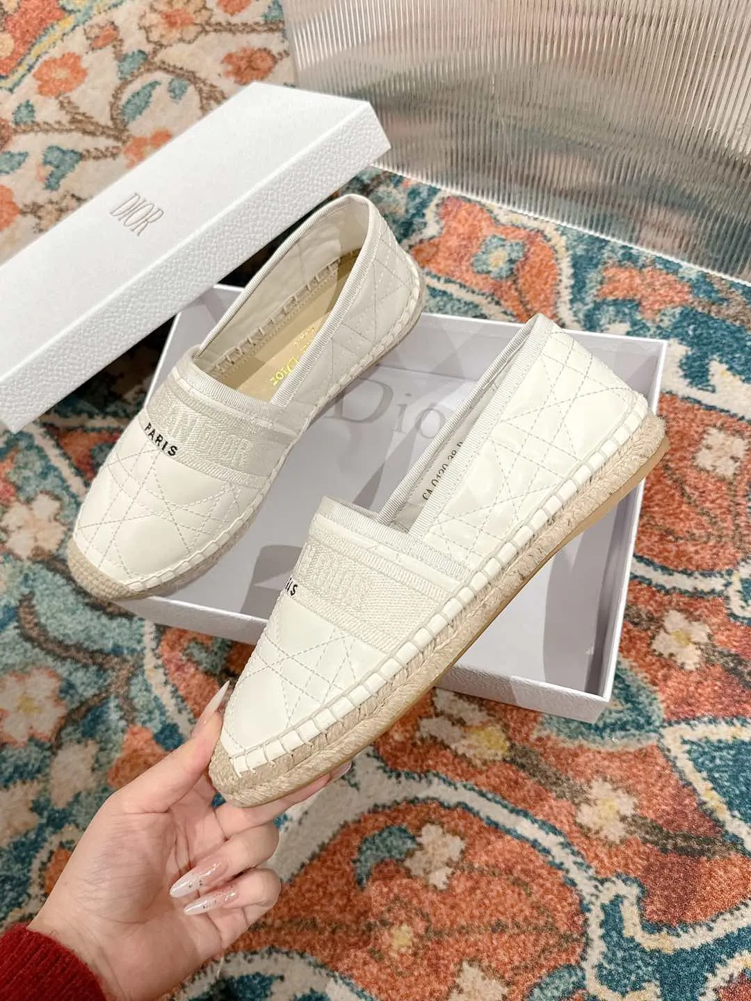 👟👟Ex-factory price 460👟👟 Dior DIOR's new popular early spring fisherman shoes 🆕 Simple, elegant and fashionable, timeless and timeless, it is a classic that will never fade away in the fashion circle, retro fisherman shoes. Original hand-woven surface, electric embroidery technology! Specific cloth surface and rubber outsole. Code number: 35-39 (40.41 customized, non-refundable)